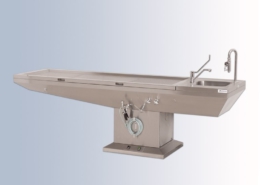 Стол для аутопсии и бальзамирования Elevating autopsy table, производитель Hygeco, оборудование для бальзамирования и посмертного ухода за телом от компании TanatoService